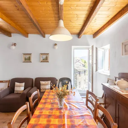 Cozy Hideaway Above Σπίτι διακοπών San Siro (Lombardy)