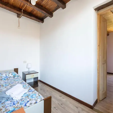 Cozy Hideaway Above Σπίτι διακοπών San Siro (Lombardy)