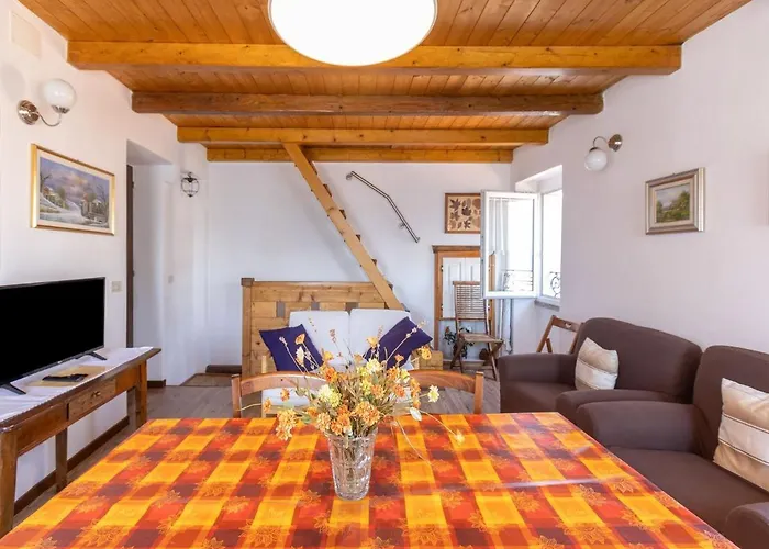 Дом отдыха Cozy Hideaway Above *