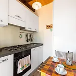 Cozy Hideaway Above Дом отдыха *