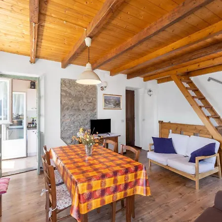 Semesterbostad Cozy Hideaway Above *